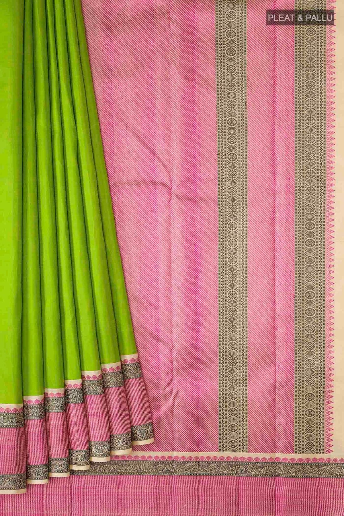 Pleats and pallu of Green Kanchipuram Silk Saree with Plain Body and Thread Border