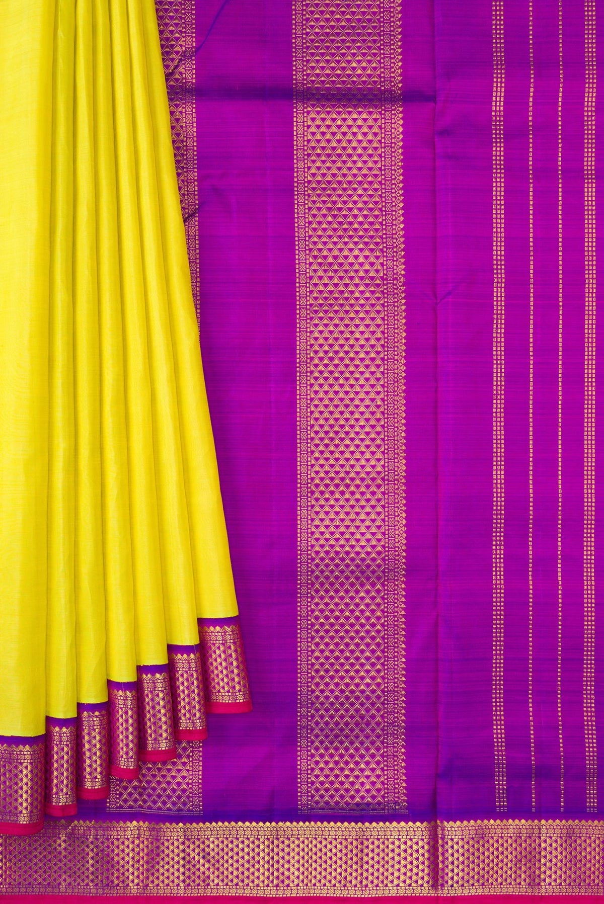Pleats and pallu of Pure Silk Pure Zari Parrot Green Dual Tone Kanchipuram Nine Yards Saree with Plain Body and Ganga Jamuna Border. 