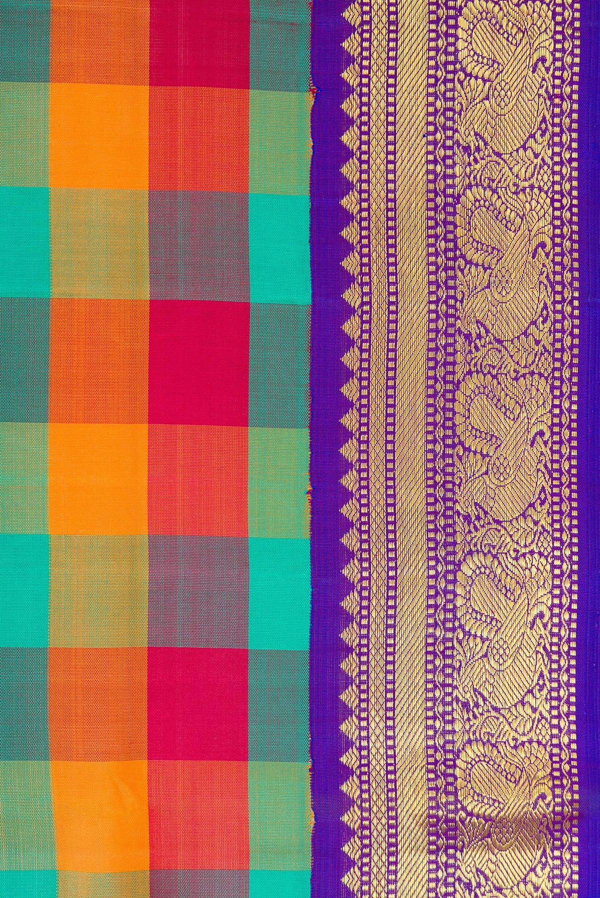 Border image of Pure Silk Pure Zari Green , Pink and Orange Color Kanchipuram Nine Yards Saree with Checked design on the body and Zari Border. 