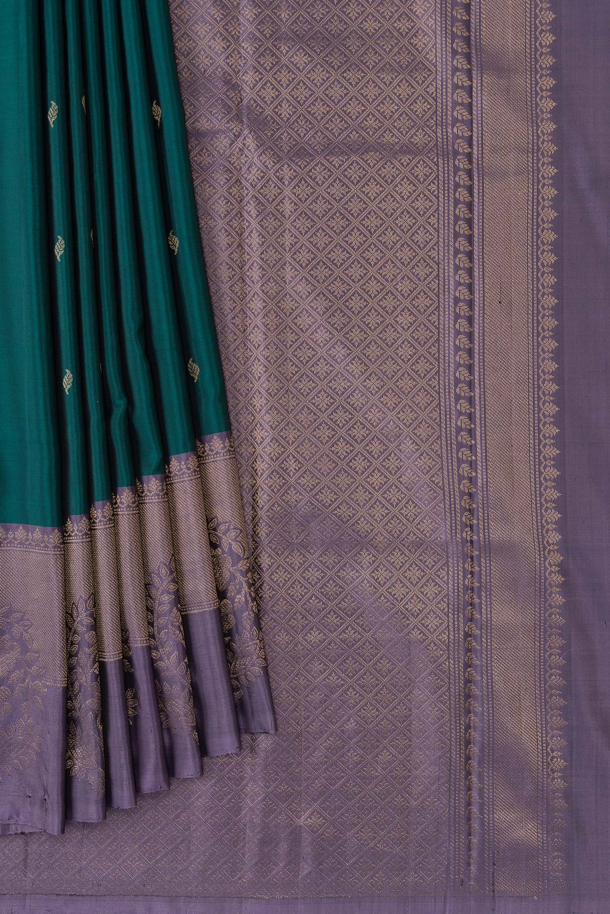 Pleats and pallu of Maya Blue Dual Tone Kanchipuram Silk Saree with Zari Butta on the body and Zari Border. 