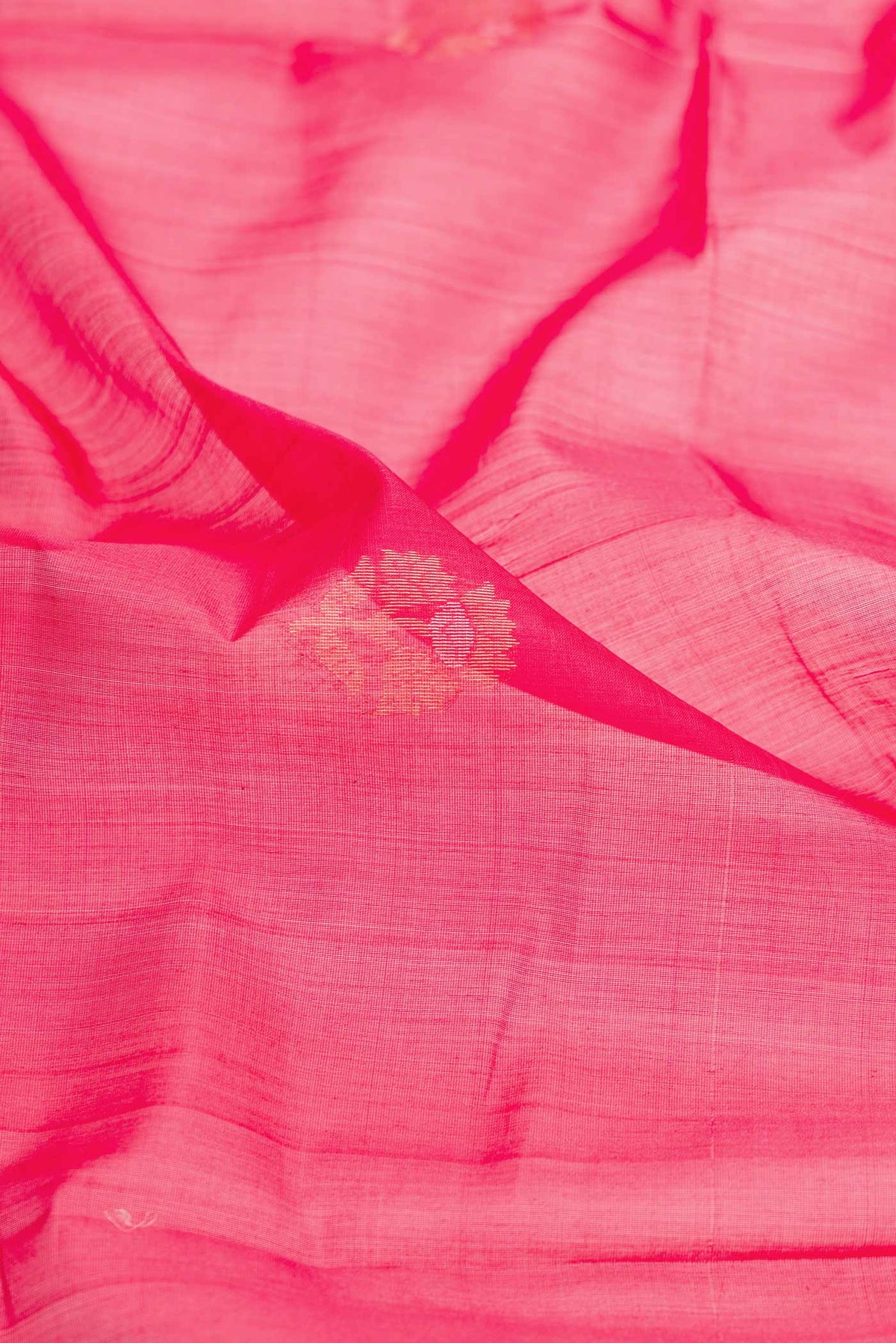 Close up of Dark Pink Dual Tone Silk Cotton Saree with Zari Butta on the body and Zari Border displaying folds