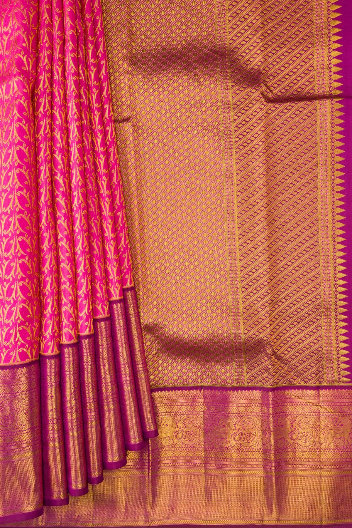 Pleats and pallu of Pink Dual Tone Kanchipuram Silk Saree with Zari Brocade on the body and Zari Border. 