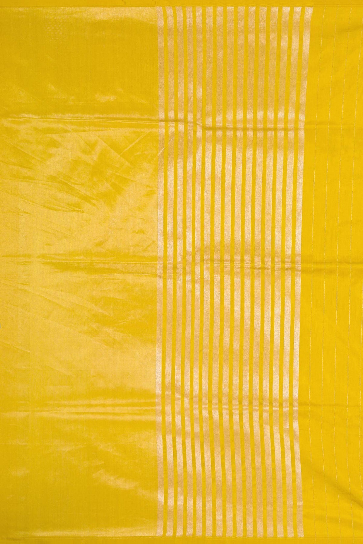 Close up image of the pallu of Mehandi Green Dual Tone Banarasi Silk Saree with Zari Butta on the body and Fancy Border