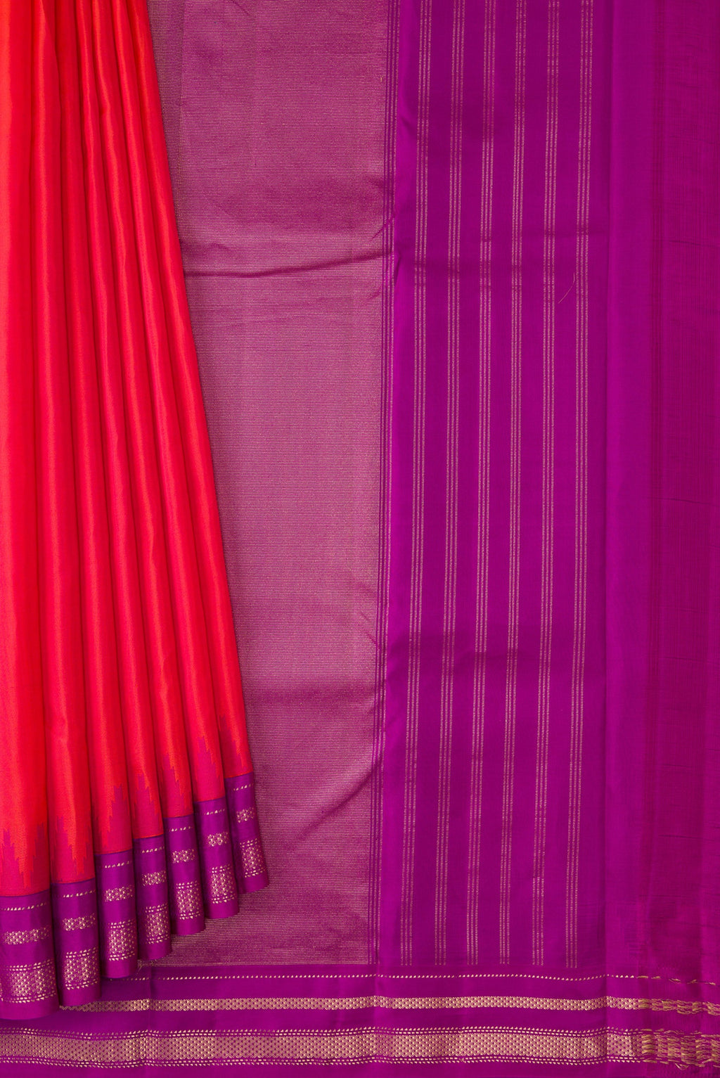 Pleats and pallu of Coral Dual Tone Kanchipuram Silk Saree with Plain Body and Ganga Jamuna Border. 