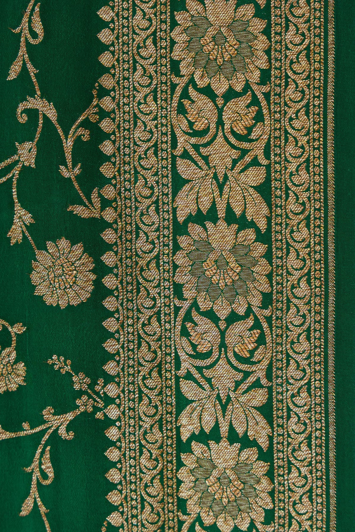 Border image of Bottle Green Dual Tone Mysore Georgette Saree with Zari Brocade on the body and Zari Border. 