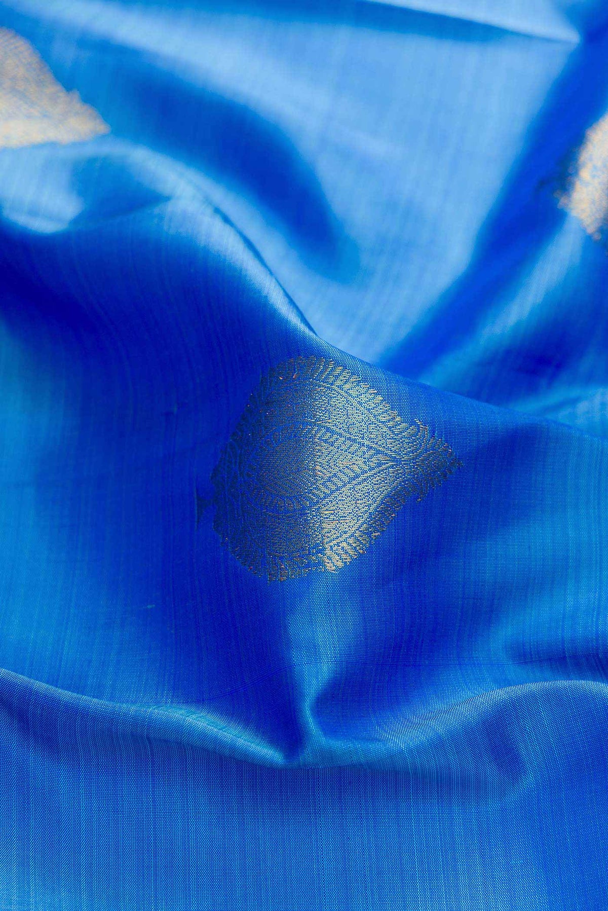 Close up of Blue Dual Tone Kanchipuram Silk Saree with Zari Butta on the body and Zari Border displaying folds
