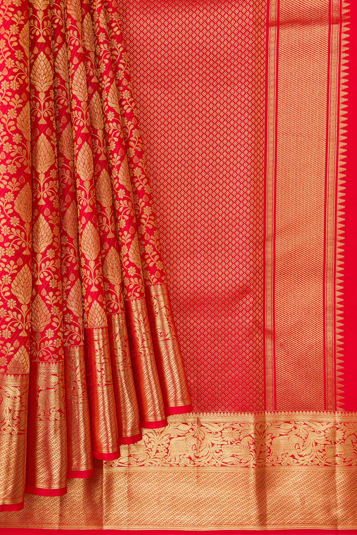 Pleats and pallu of Red Dual Tone Kanchipuram Silk Saree with Zari Brocade on the body and Zari Border. 
