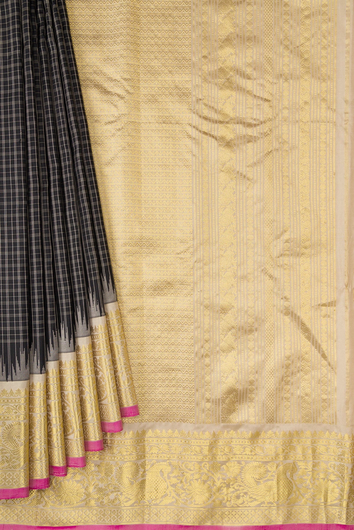 Pleats and pallu of Black Dual Tone Gadwal Silk Saree with Checked design on the body and Temple Border. 