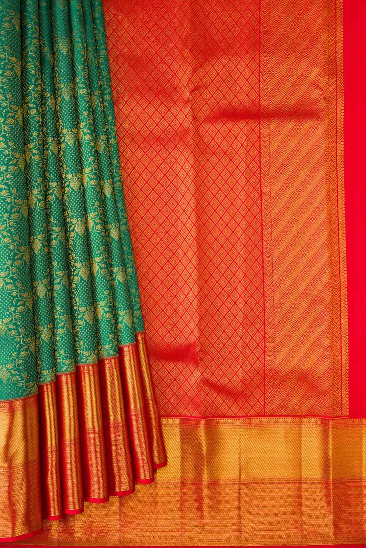 Pleats and pallu of Green Dual Tone Kanchipuram Silk Saree with Zari Brocade on the body and Zari Border