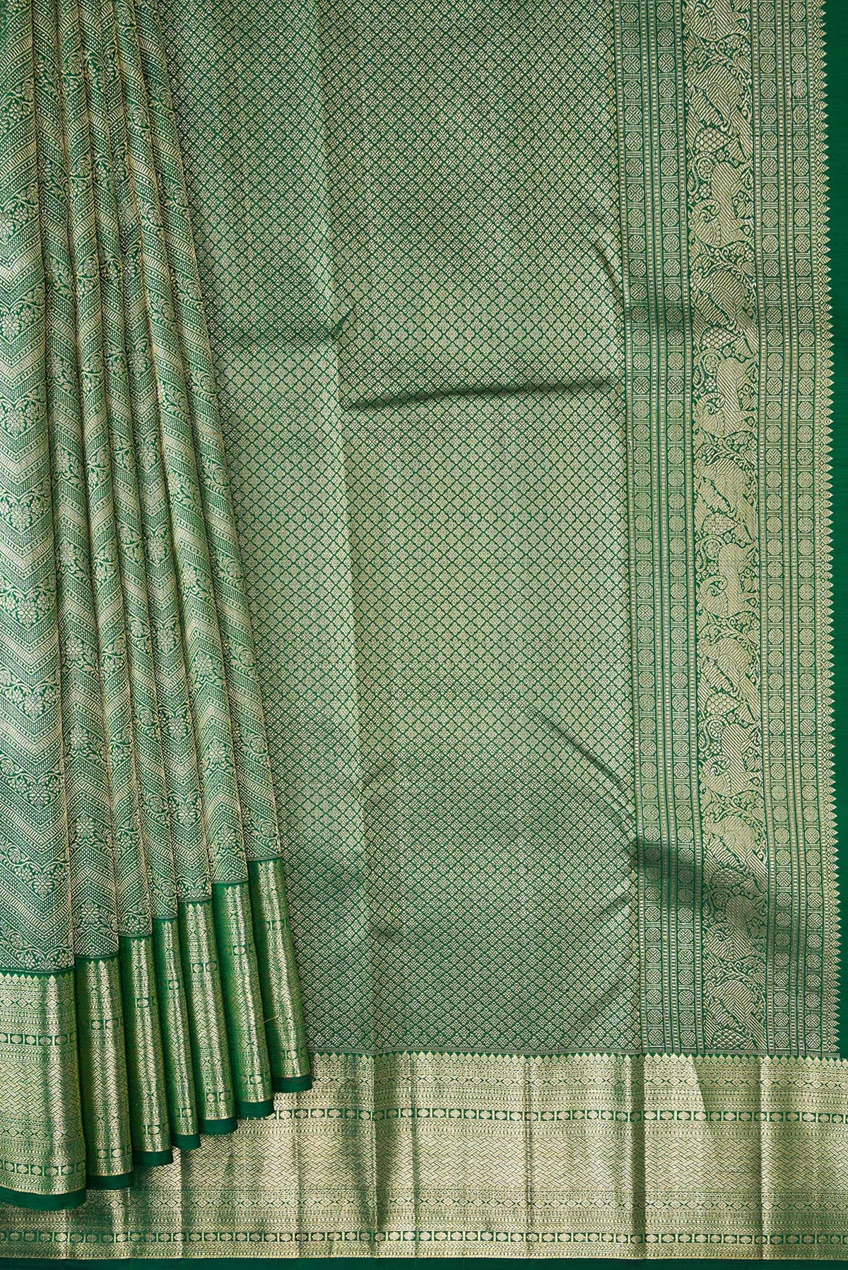 Pleats and pallu of Bottle Green Dual Tone Kanchipuram Silk Saree with Zari Brocade on the body and Zari Border. 