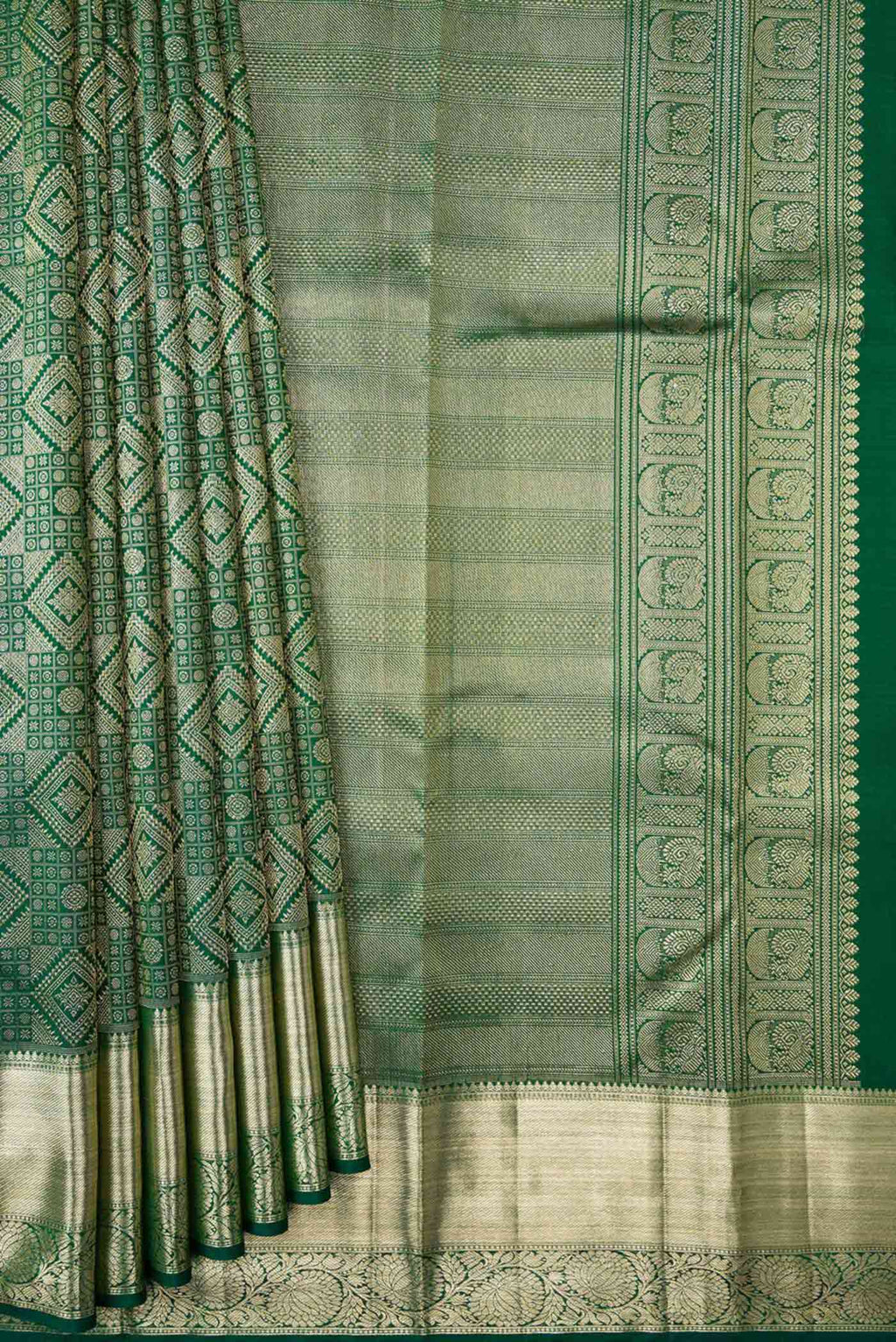 Pleats and pallu of Bottle Green Dual Tone Kanchipuram Saree with Zari Brocade on the body and Zari Border