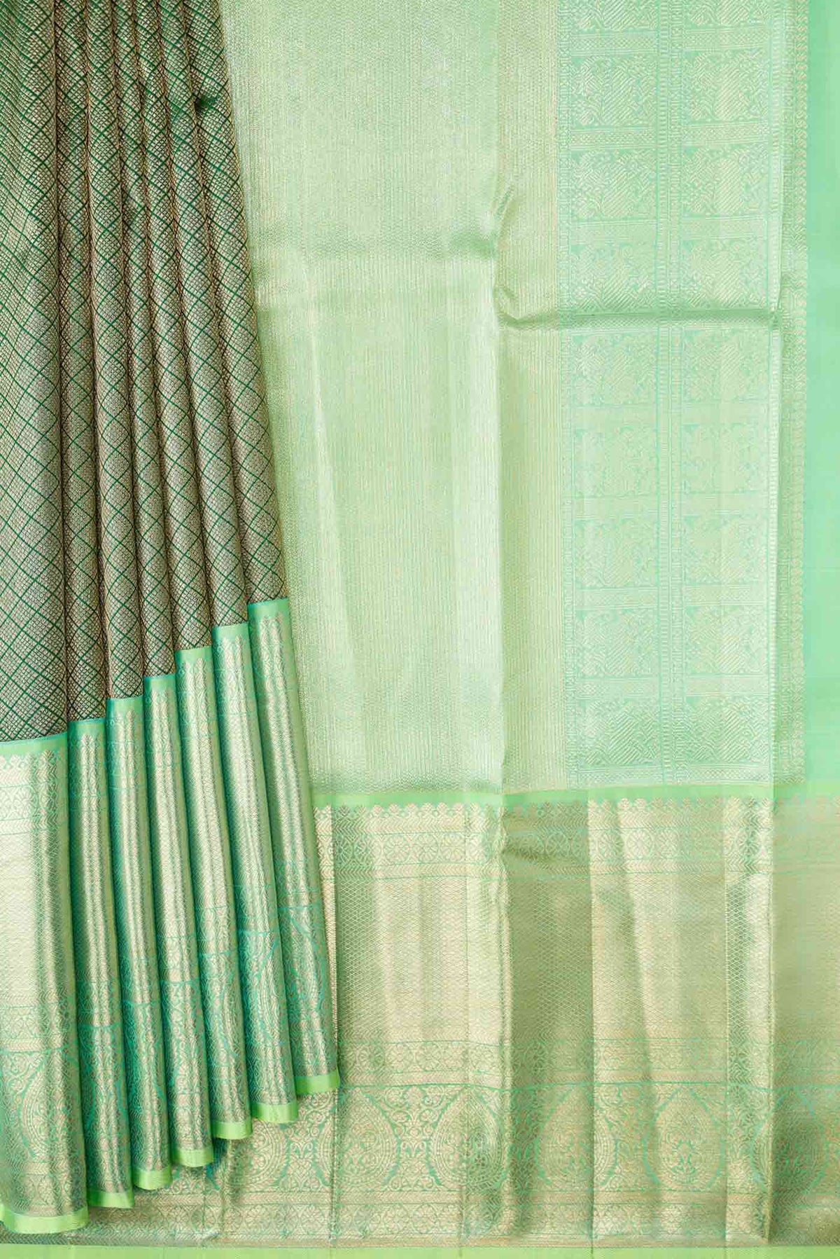Pleats and pallu of Green Dual Tone Kanchipuram Silk Saree with Zari Brocade on the body and Zari Border