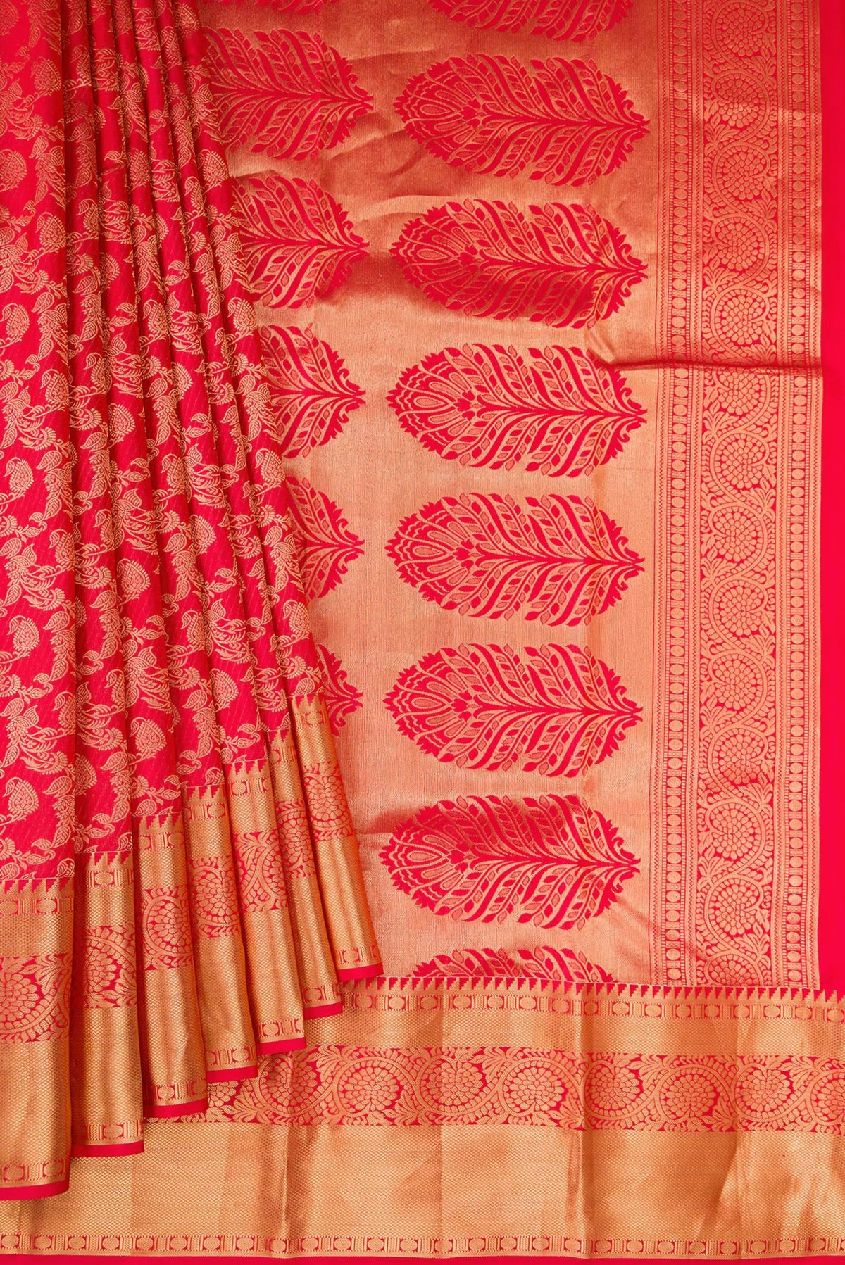 Pleats and pallu of Dark Pink Dual Tone Kanchipuram Silk Saree with Zari Brocade on the body and Zari Border. 