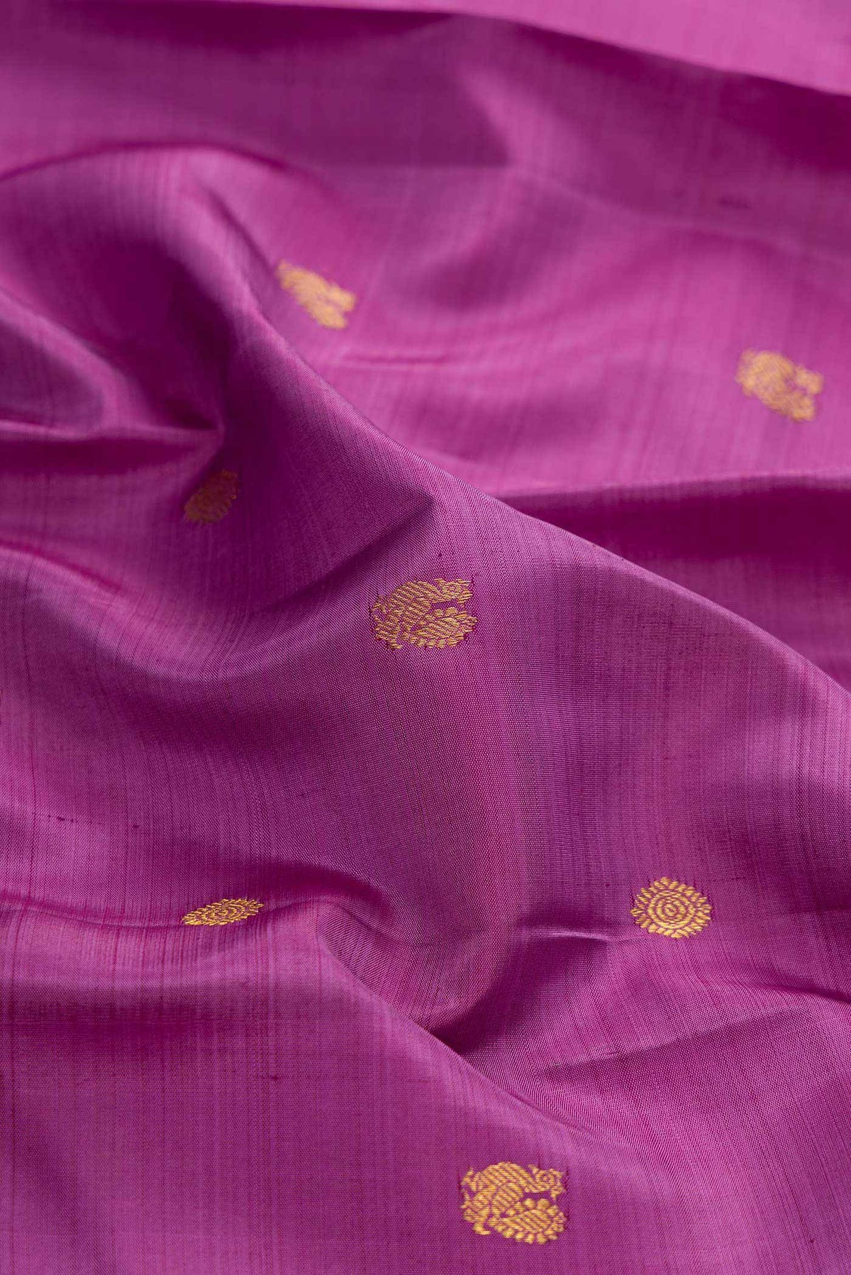 Close up of Lavender Dual Tone Kanchipuram Silk Saree with Zari Butta on the body and Zari Border displaying folds