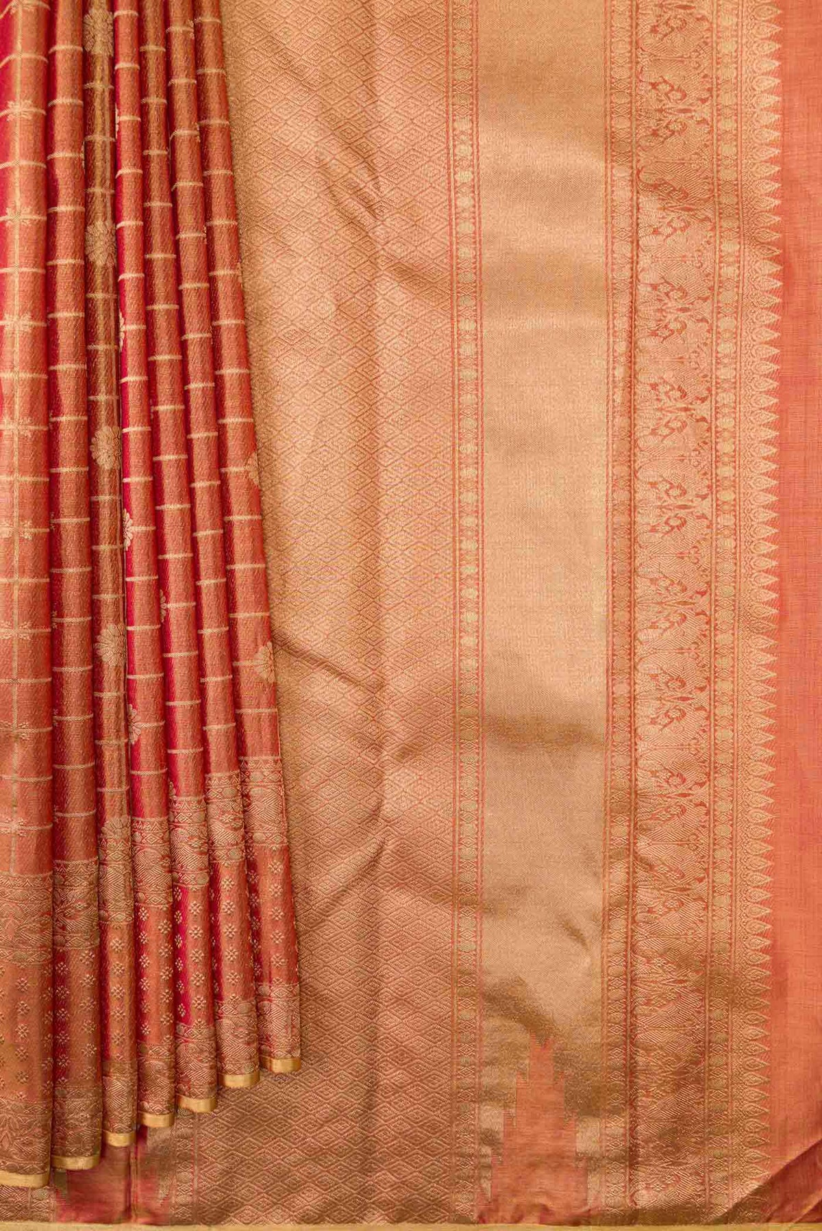 Pleats and pallu of Dark Pink Dual Tone Kanchipuram Tissue Silk Saree with Zari Brocade on the body and Zari Border