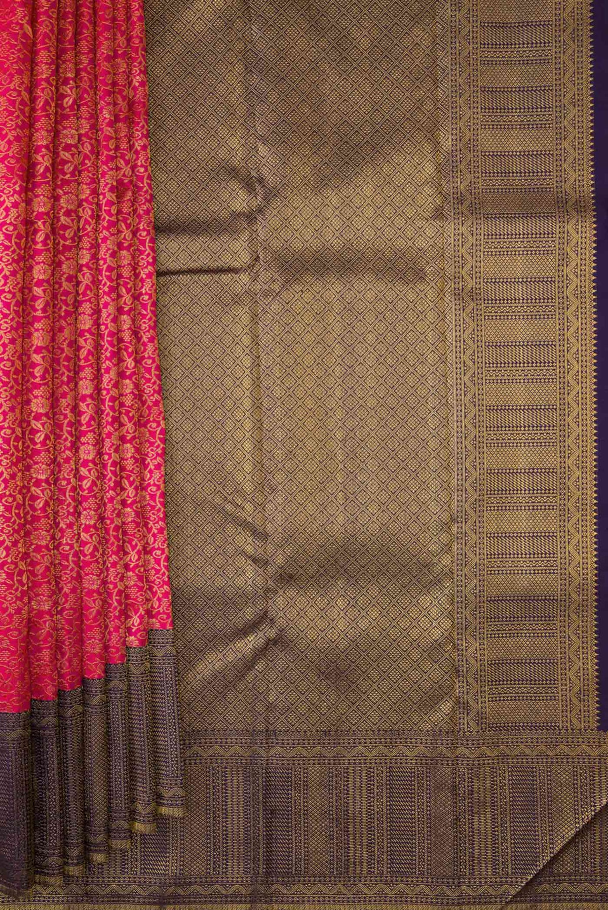 Pleats and pallu of Pink Dual Tone Kanchipuram Silk Saree with Zari Brocade on the body and Zari Border. 