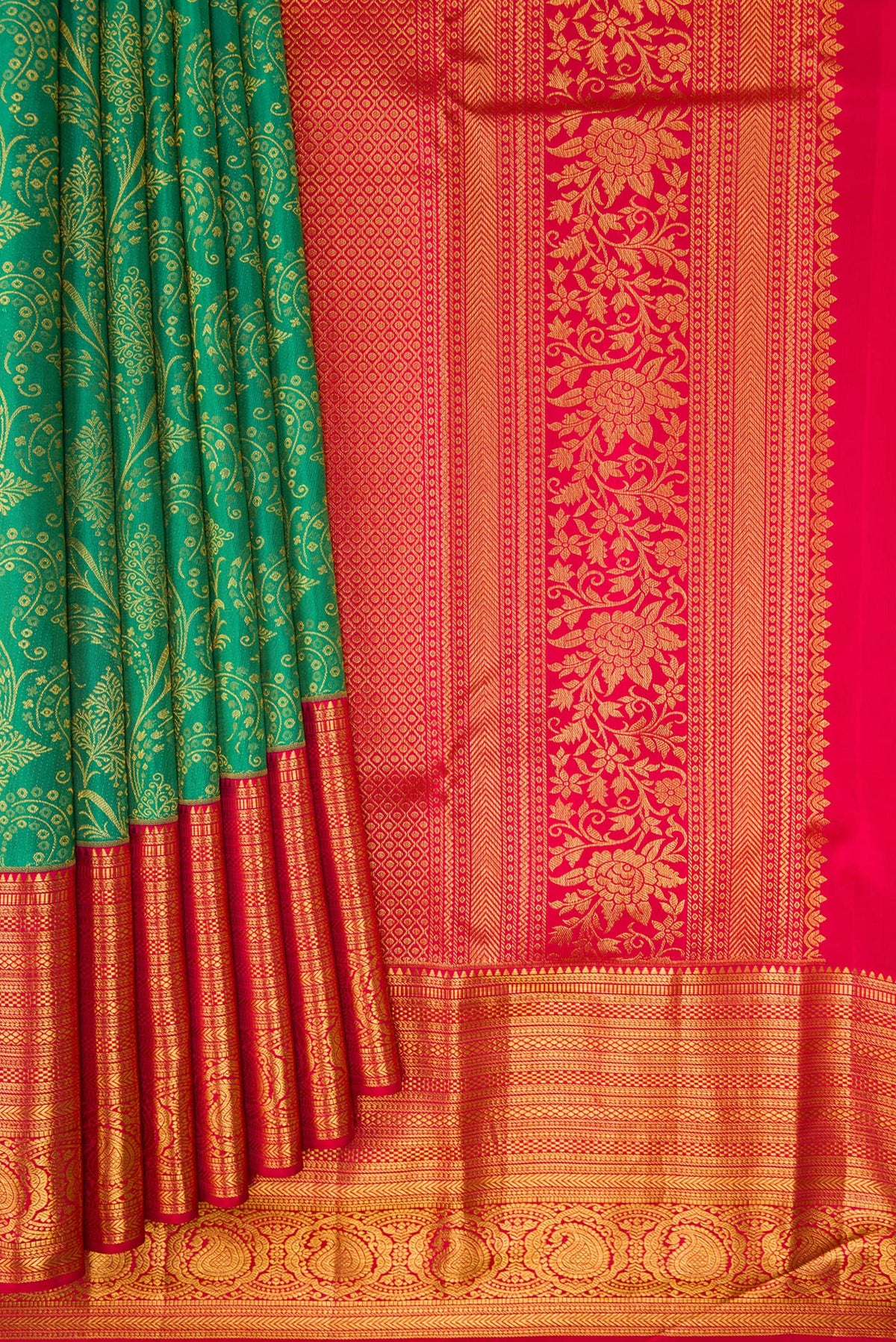 Pleats and pallu of Green Dual Tone Kanchipuram Silk Saree with Zari Brocade on the body and Zari Border. 