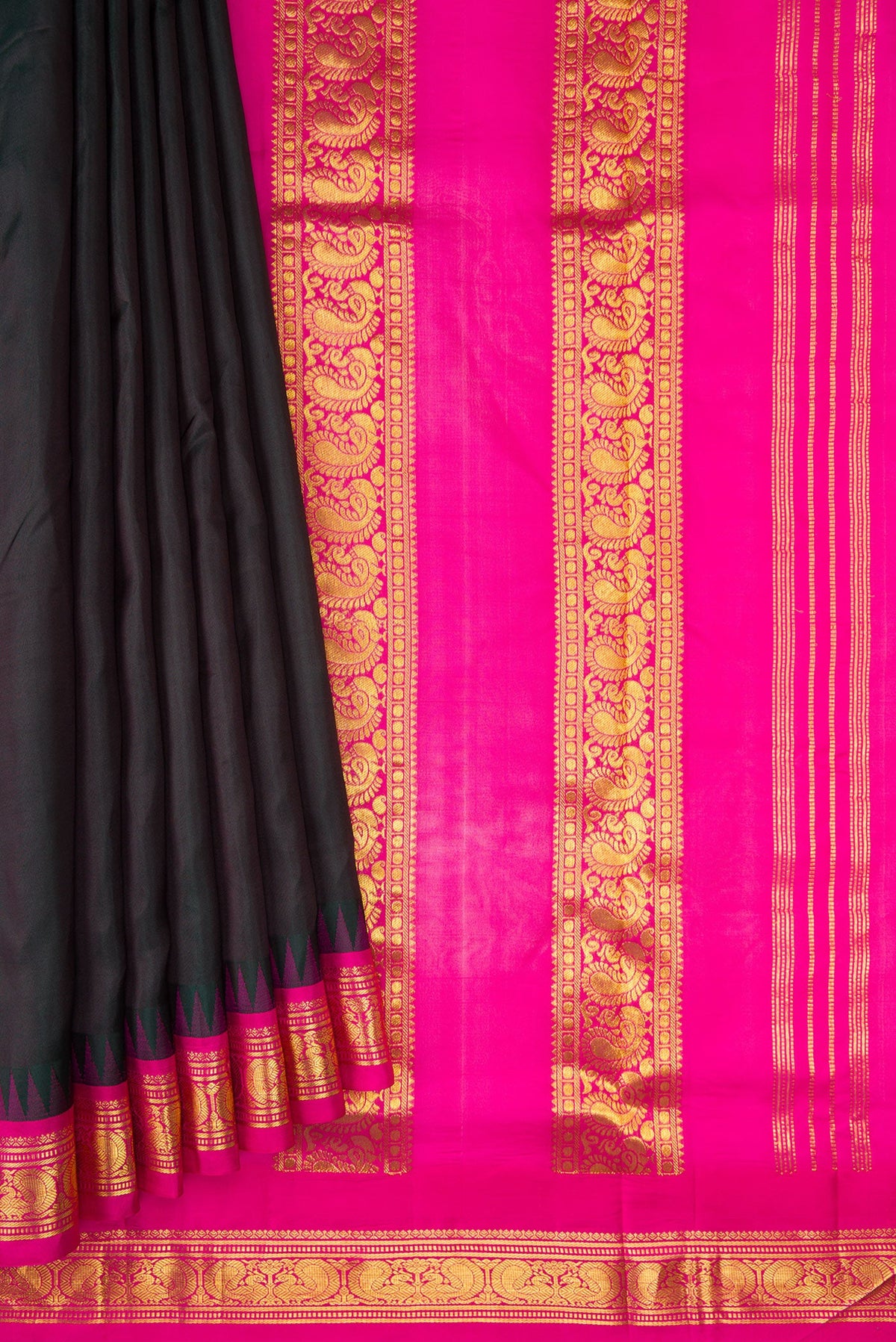Pleats and pallu of Black Dual Tone Kanjivaram Silk Nine Yards Saree with Plain Body and Zari Border. 