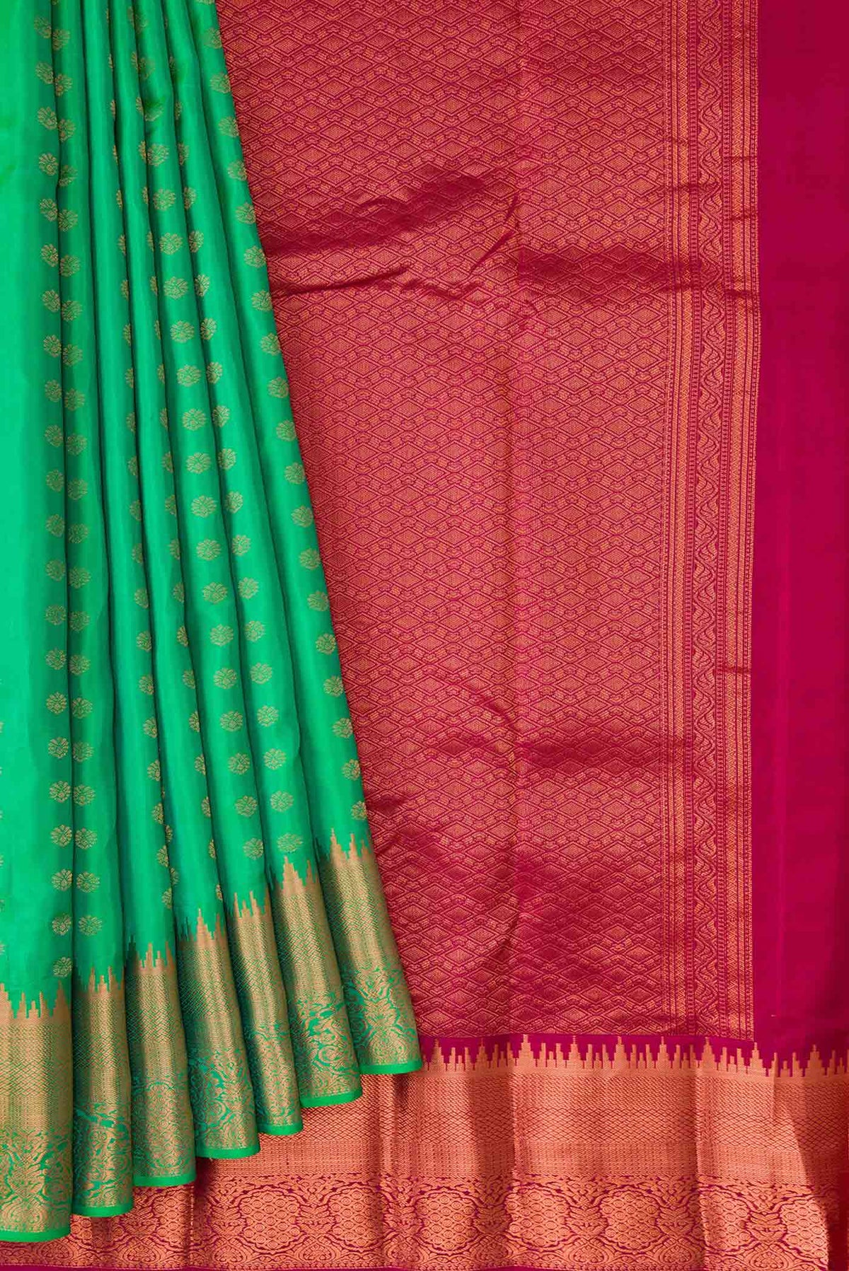Pleats and pallu of Green Dual Tone Kanchipuram Silk Saree with Zari Butta on the body and Zari Border