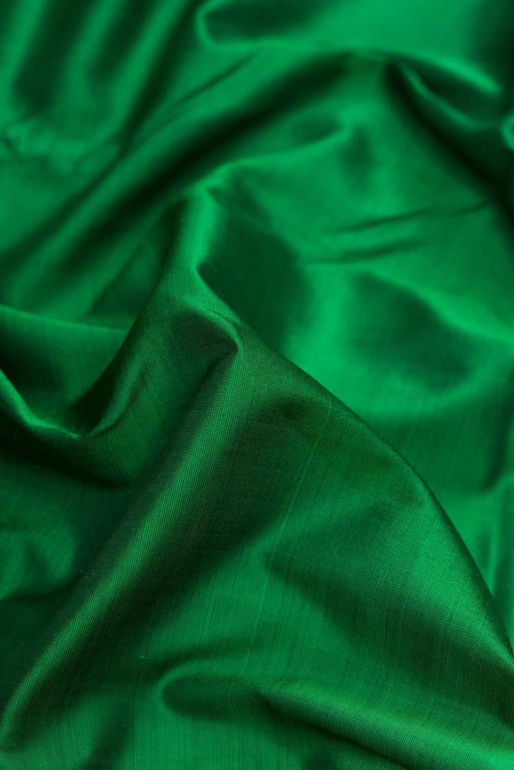 Close up of Bottle Green Dual Tone Kanchipuram Silk Nine Yards Saree with Plain Body and Zari Border.  displaying folds