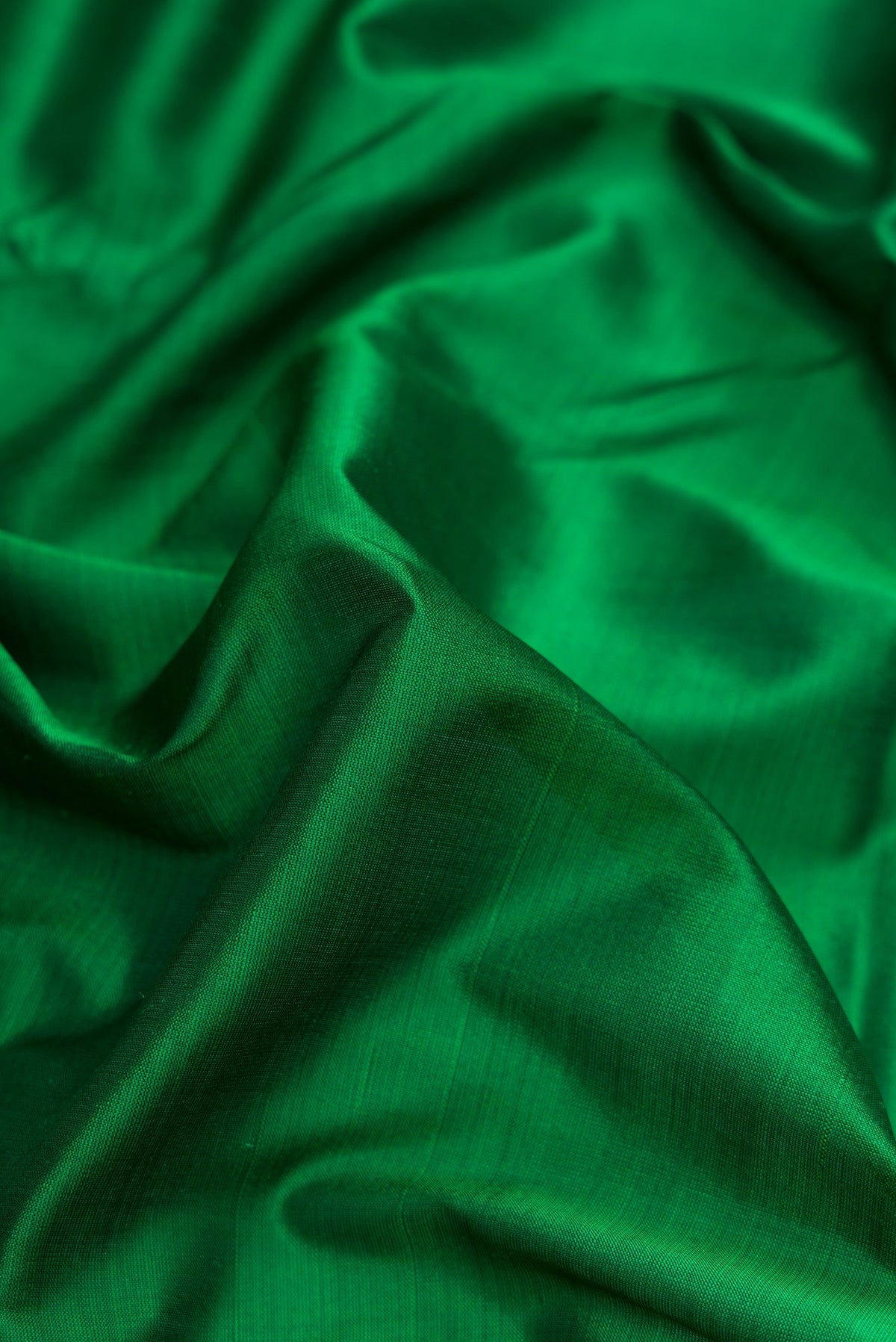 Close up of Bottle Green Dual Tone Kanchipuram Silk Nine Yards Saree with Plain Body and Zari Border.  displaying folds