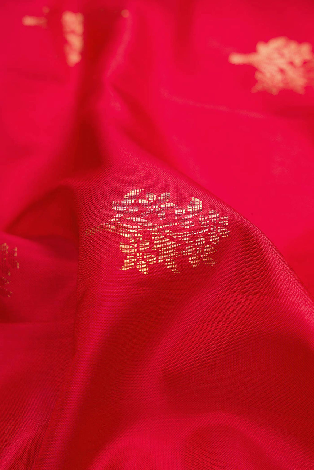 Close up of Dark Pink Dual Tone Soft Silk Saree with Zari Butta on the body and Zari Border displaying folds