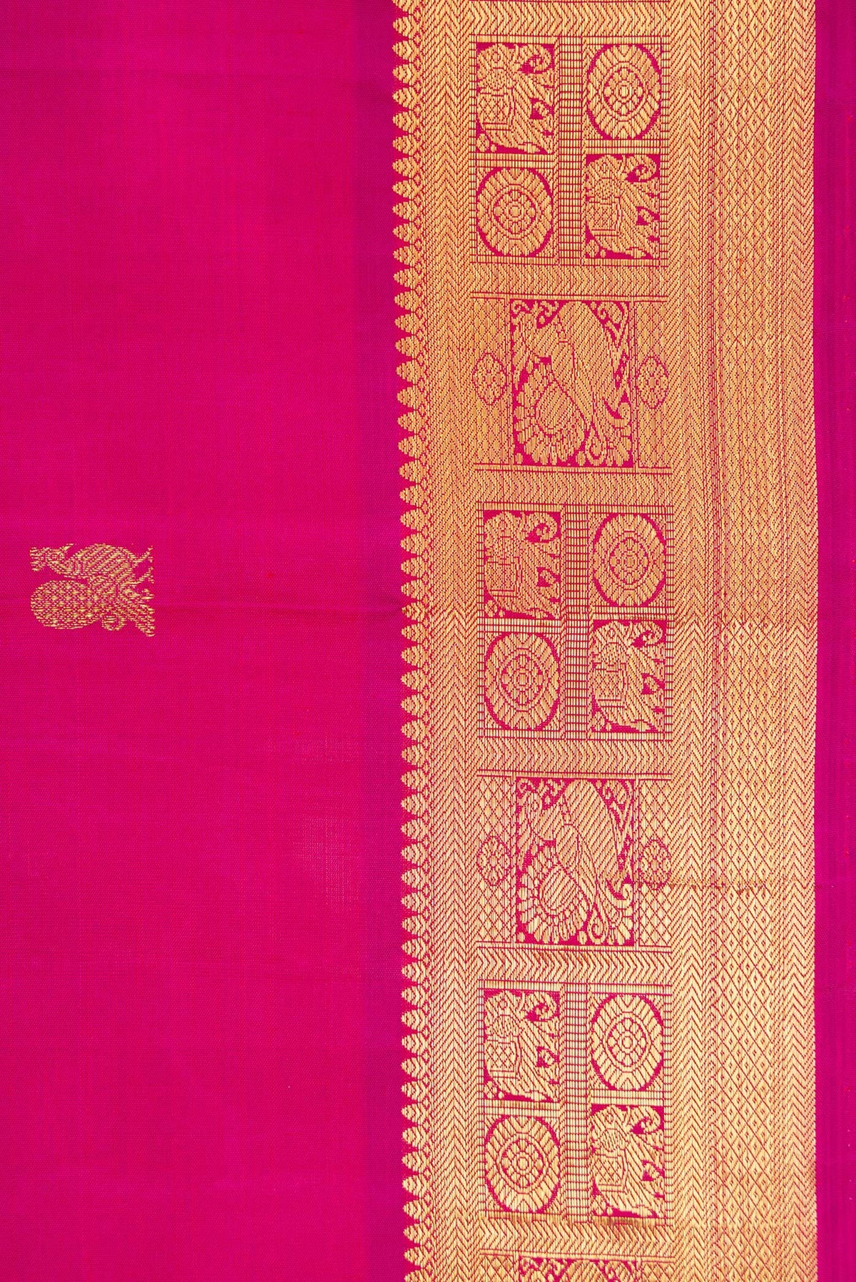 Border image of Pure Silk Pure Zari Magenta Dual Tone Kanchipuram Saree with Zari Butta on the body and Zari Border. 