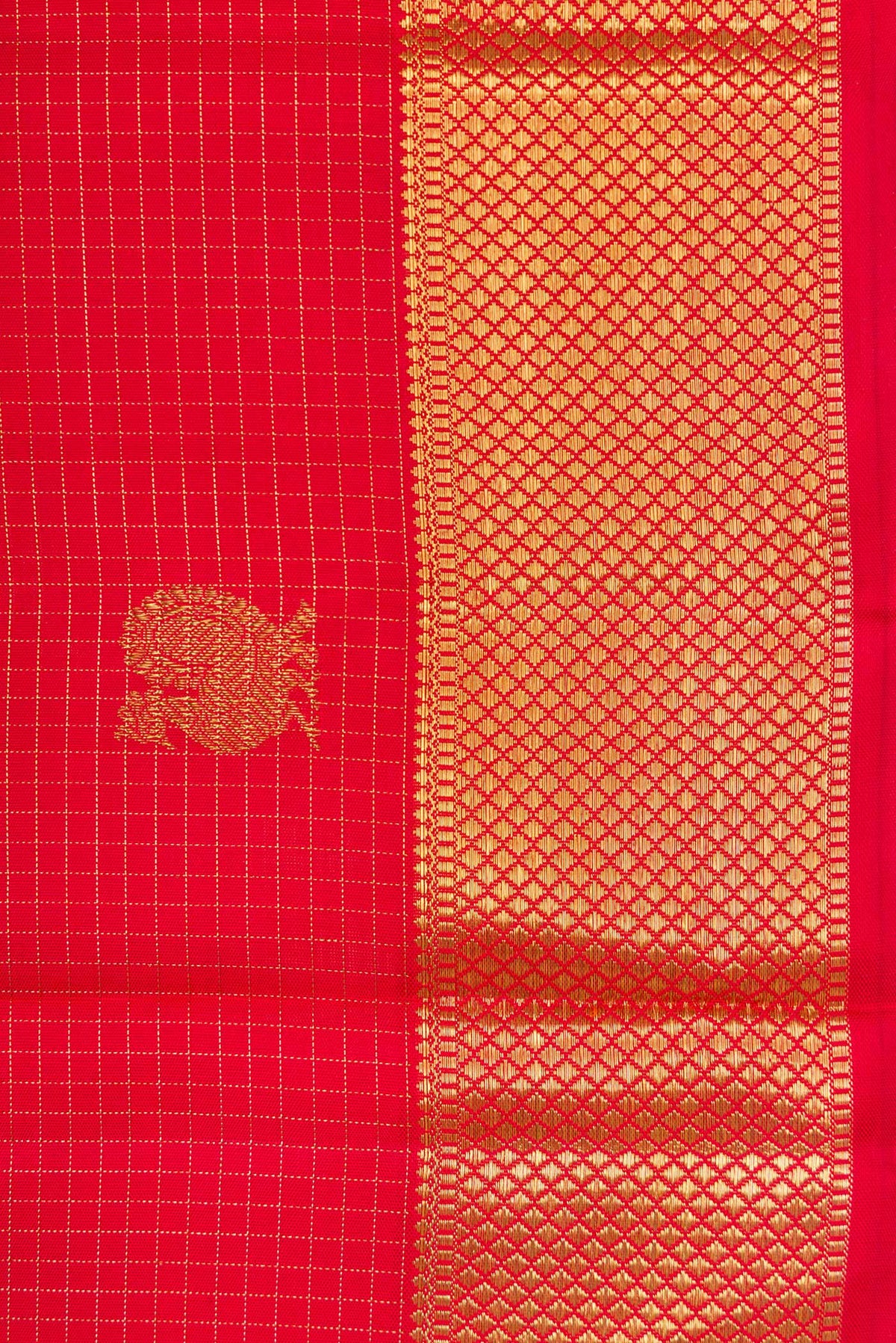 Border image of Pure Silk Pure Zari Dark Pink Dual Tone Kanjivaram Saree with Zari Butta on the body and Zari Border. 
