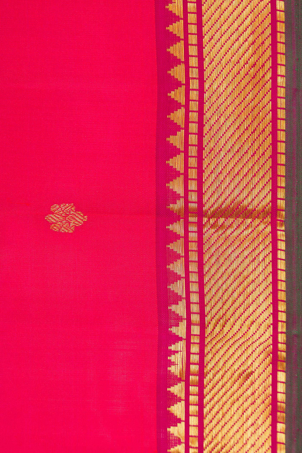 Border image of Dark Pink Dual Tone Kanchipuram Silk Saree with Zari Brocade on the body and Zari Border. 