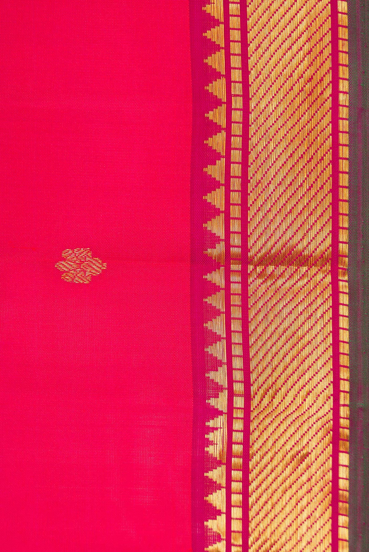 Border image of Dark Pink Dual Tone Kanchipuram Silk Saree with Zari Brocade on the body and Zari Border. 
