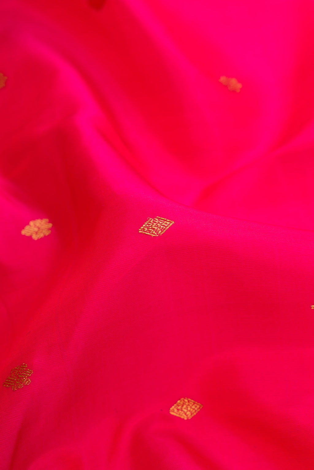 Close up of Dark Pink Dual Tone Kanchipuram Silk Saree with Zari Brocade on the body and Zari Border.  displaying folds