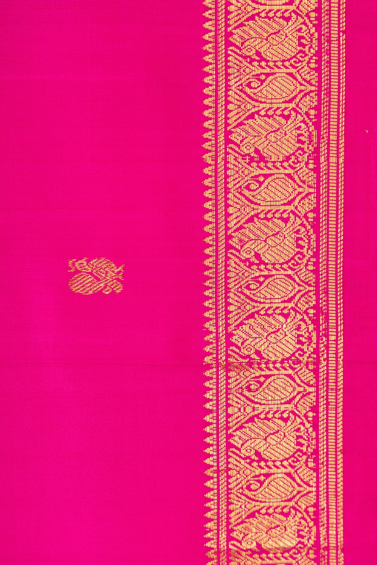 Border image of Pink Dual Tone Kanchipuram Silk Saree with Zari Butta on the body and Zari Border. 