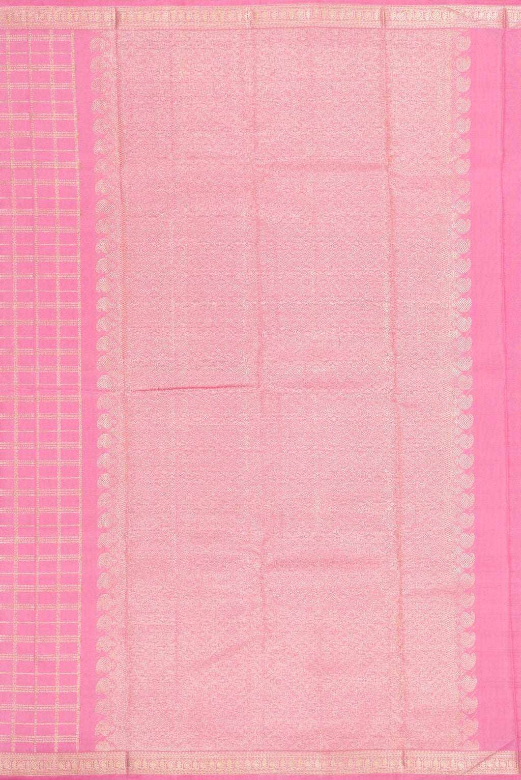 Close up image of the pallu of Pink Dual Tone Kanjivaram Silk Saree with Checked design on the body and Zari Border. 