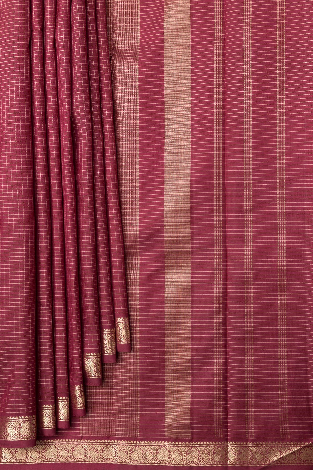 Pleats and pallu of Maroon Dual Tone Kanchipuram Silk Saree with Checked design on the body and Zari Border. 