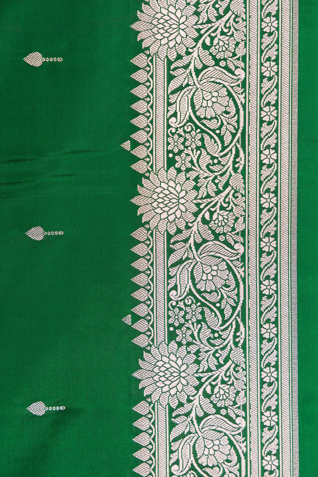Border image of Bottle Green Dual Tone Banarasi Silk Saree with Zari Butta on the body and Zari Border. 