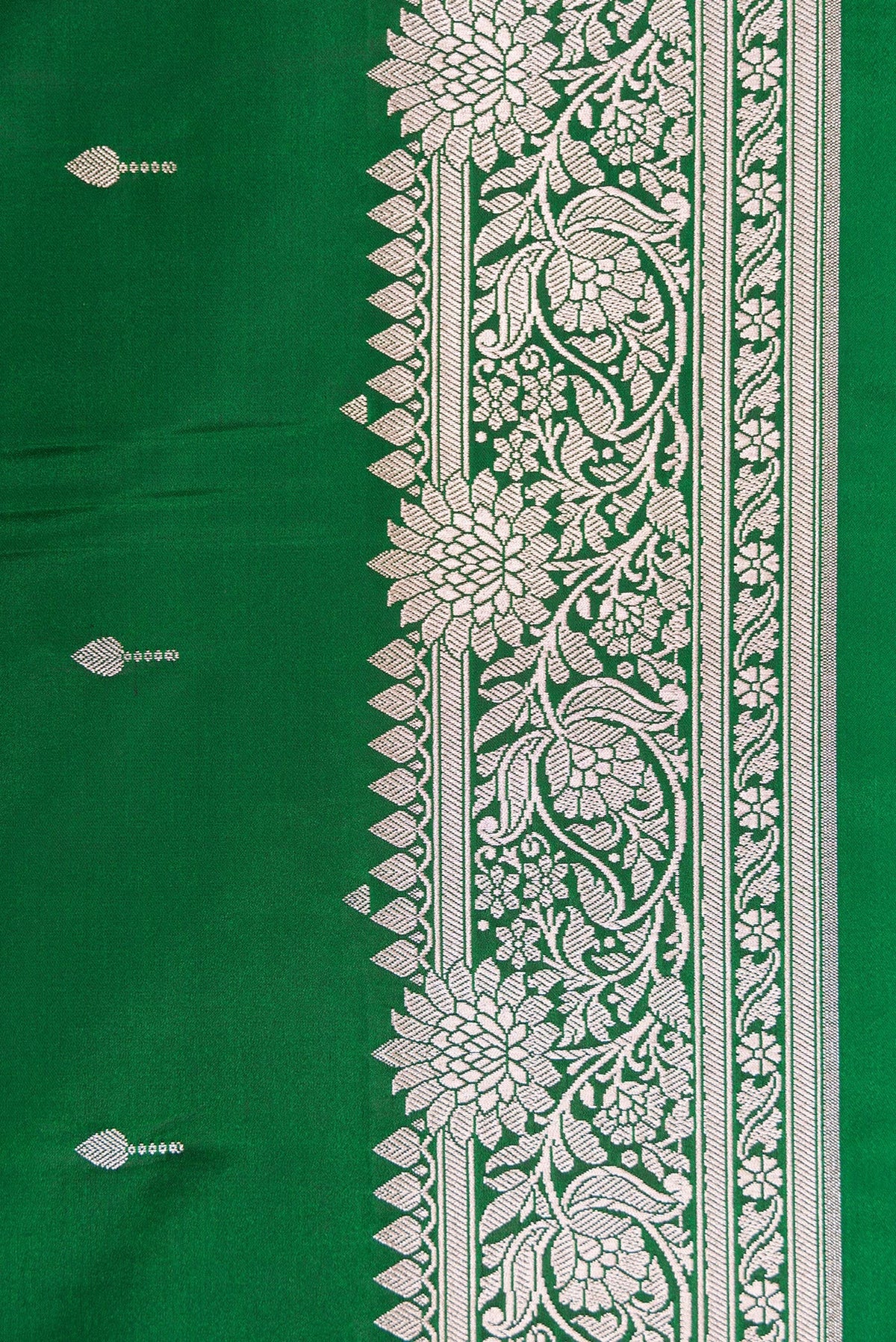 Border image of Bottle Green Dual Tone Banarasi Silk Saree with Zari Butta on the body and Zari Border. 