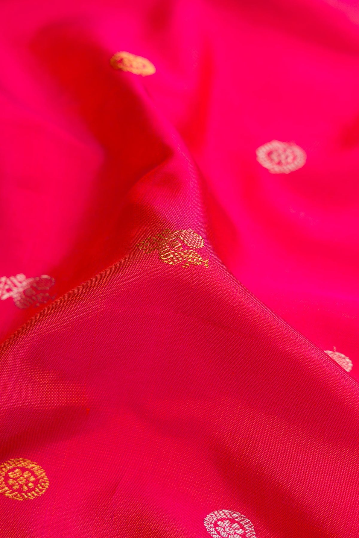 Close up of Coral Dual Tone Gadwal Silk Saree with Zari Butta on the body and Zari Border.  displaying folds