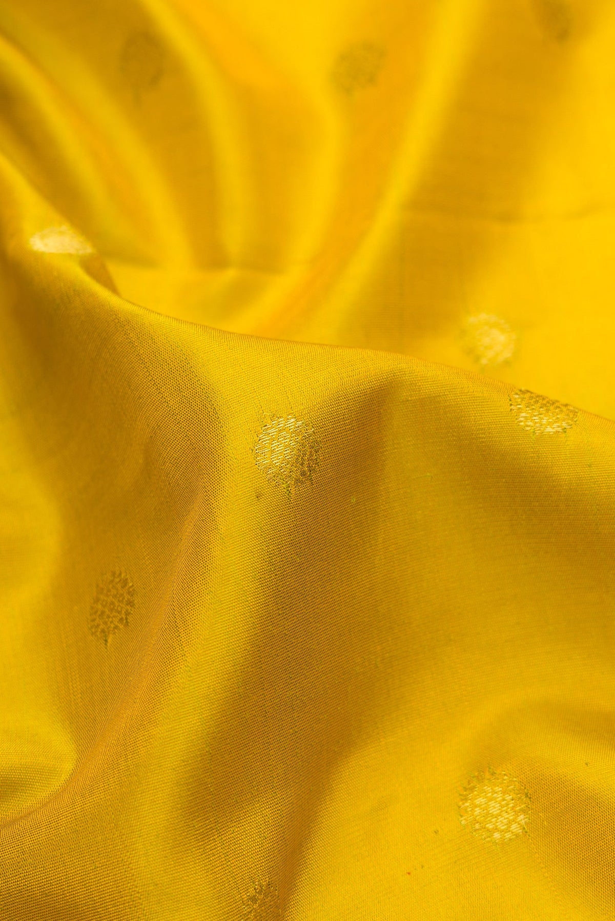 Close up of Mehandi Green Dual Tone Gadwal Silk Saree with Zari Butta on the body and Zari Border.  displaying folds