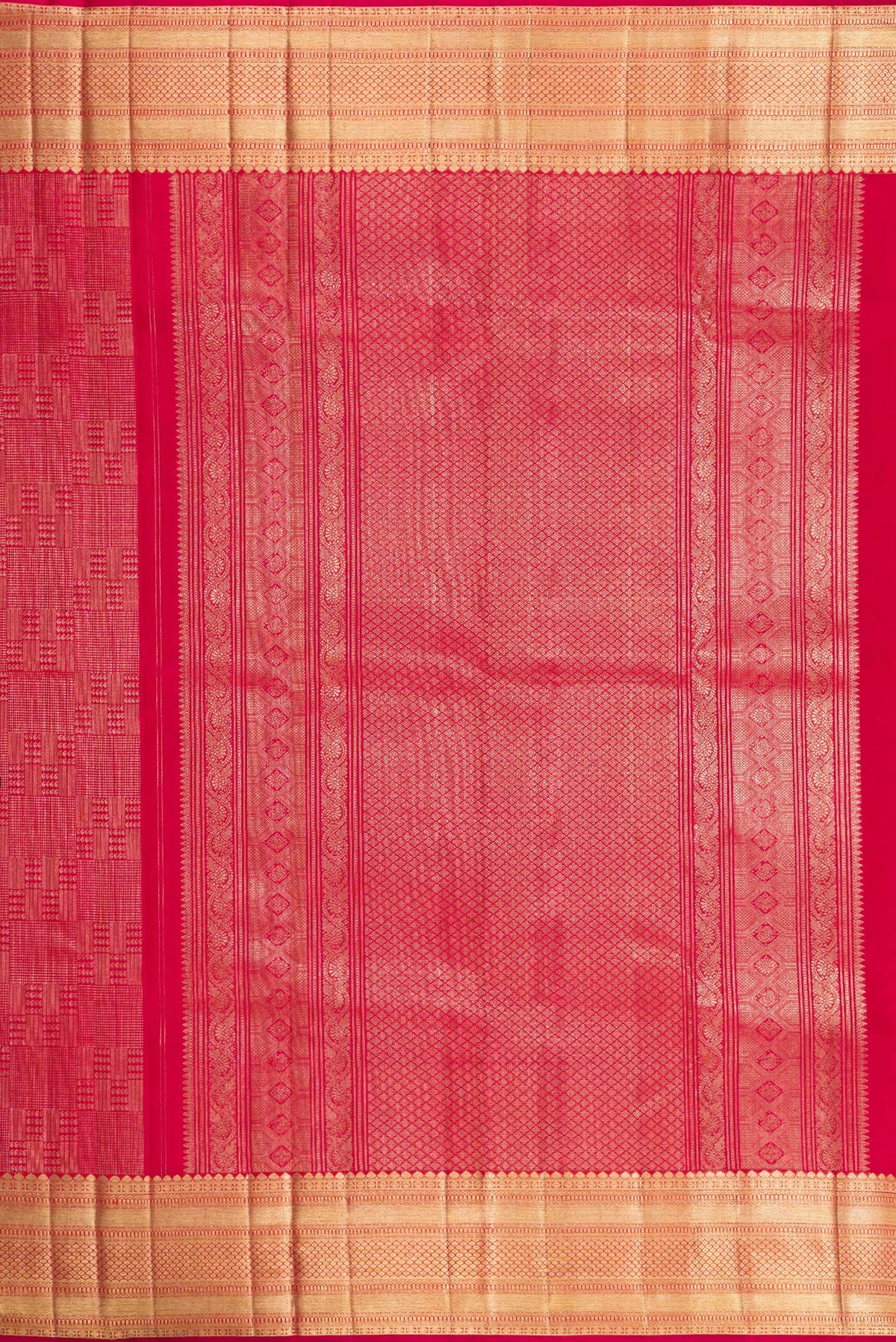 Close up image of the pallu of Dark Pink Dual Tone Kanchipuram Silk Saree with Zari Brocade on the body and Zari Border. 