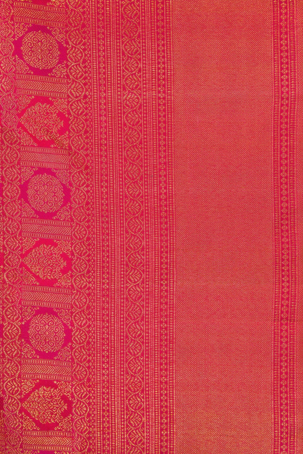 Border image of Dark Pink Dual Tone Kanchipuram Silk Saree with Zari Brocade on the body and Zari Border. 