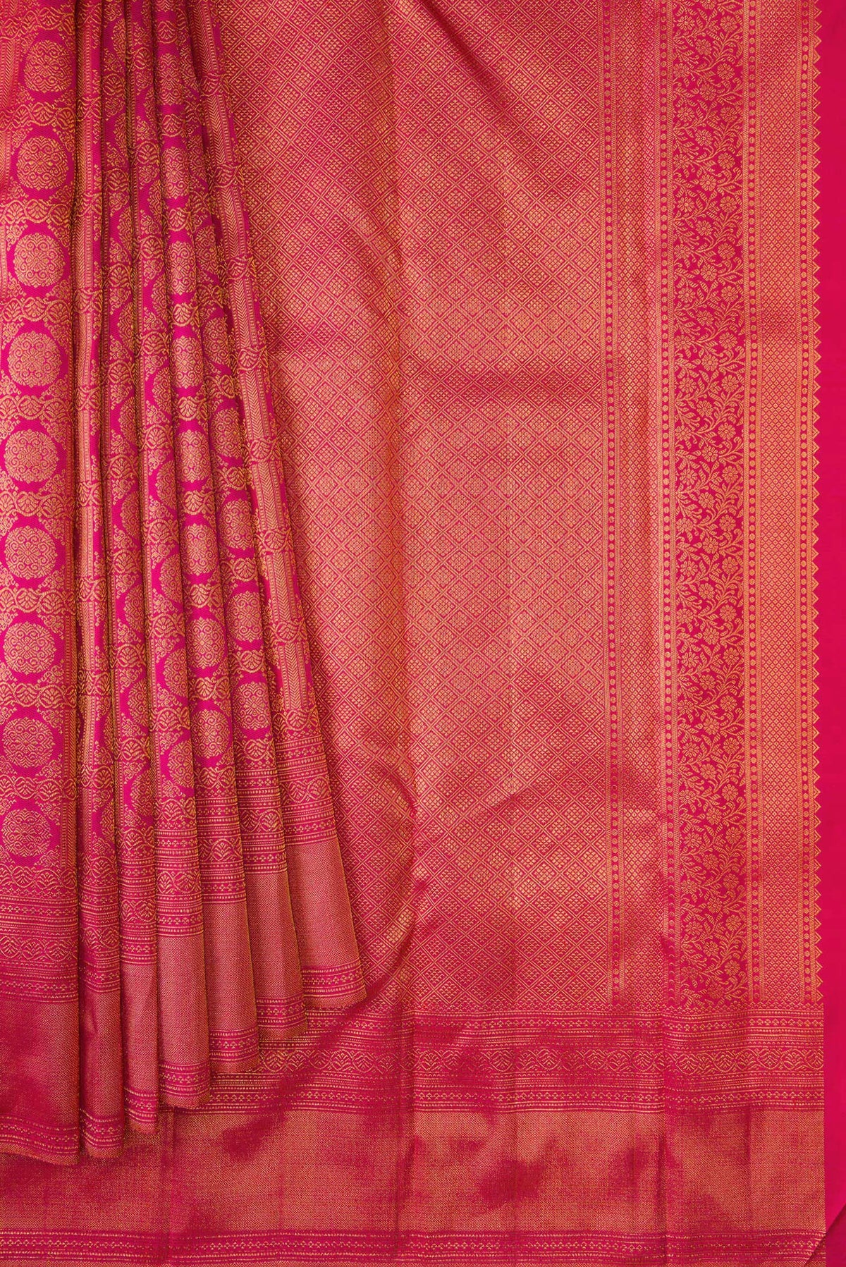 Pleats and pallu of Dark Pink Dual Tone Kanchipuram Silk Saree with Zari Brocade on the body and Zari Border. 