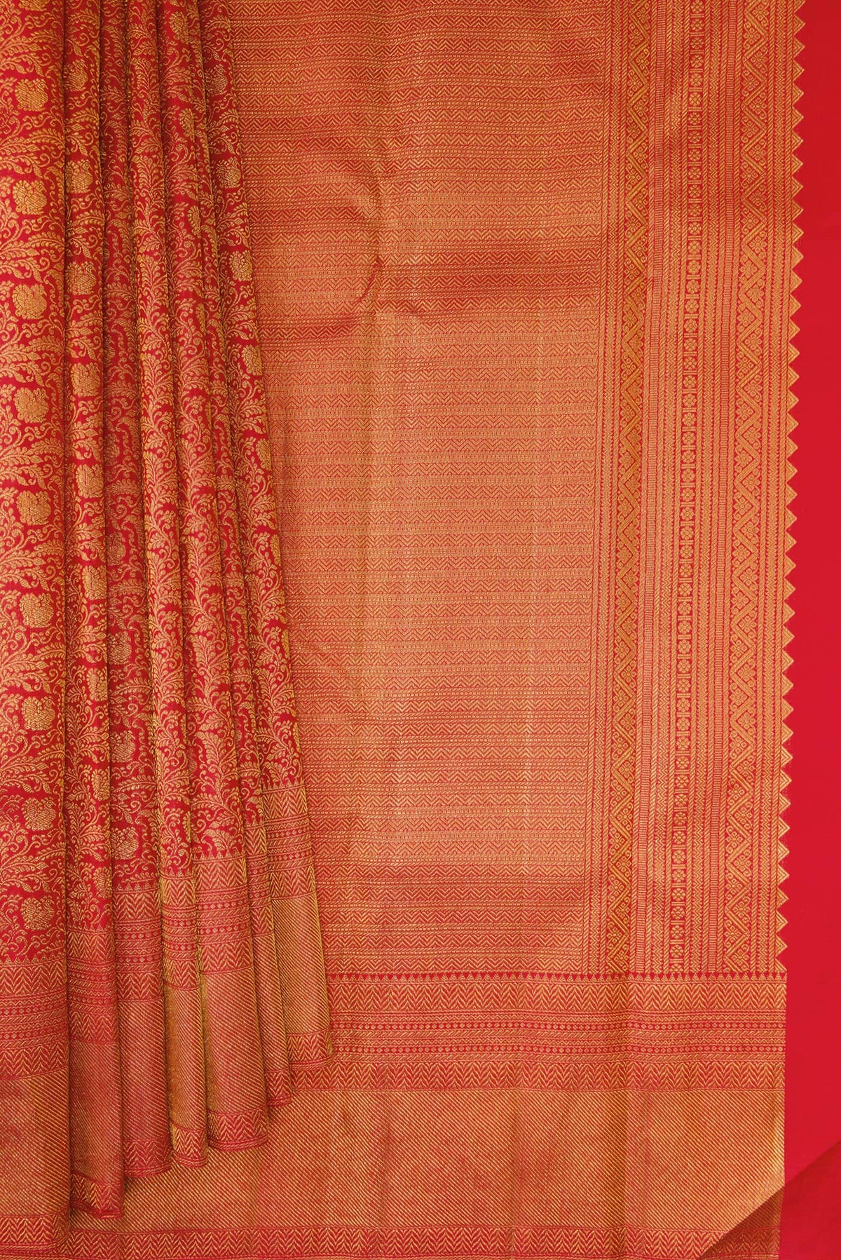 Pleats and pallu of Red Dual Tone Kanchipuram Silk Saree with Zari Brocade on the body and Zari Border. 