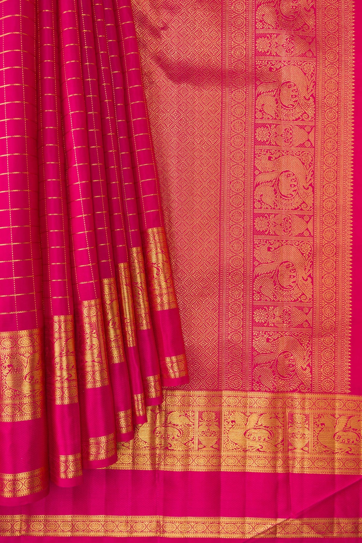 Pleats and pallu of Pink Kanchipuram Silk Saree with Checked design on the body and Zari Border. 