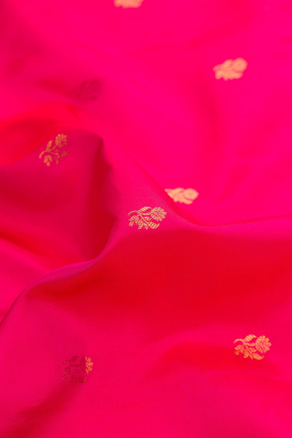 Close up of Dark Pink Dual Tone Gadwal Silk Saree with Zari Butta on the body and Zari Border.  displaying folds