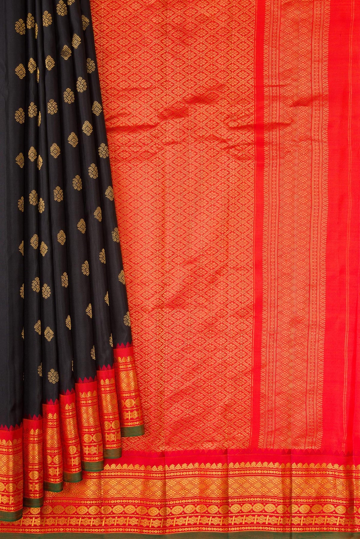 Pleats and pallu of Black Dual Tone Gadwal Silk Saree with Zari Butta on the body and Zari Border. 