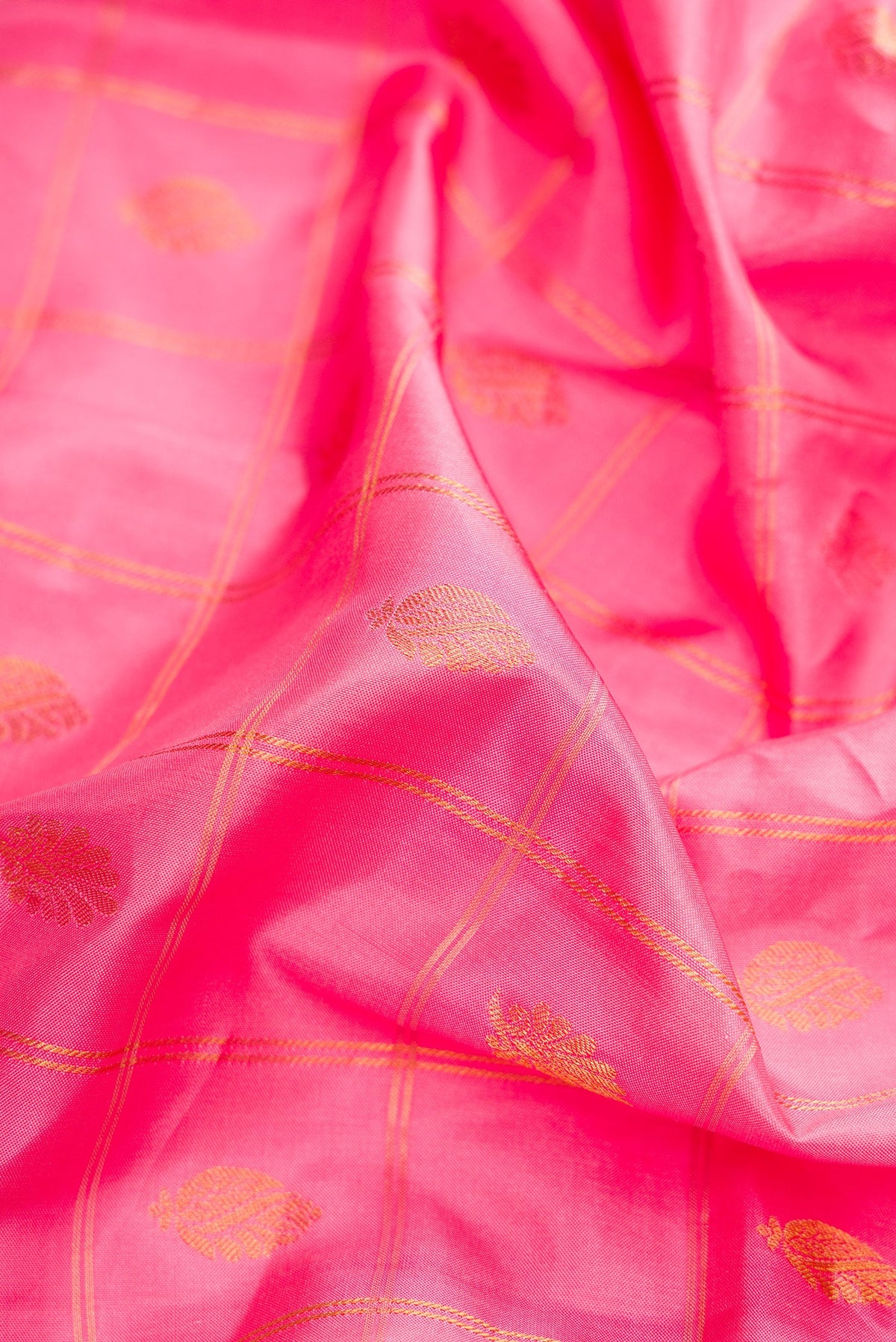 Close up of Pink Dual Tone Gadwal Silk Saree with Checked design on the body and Zari Border.  displaying folds