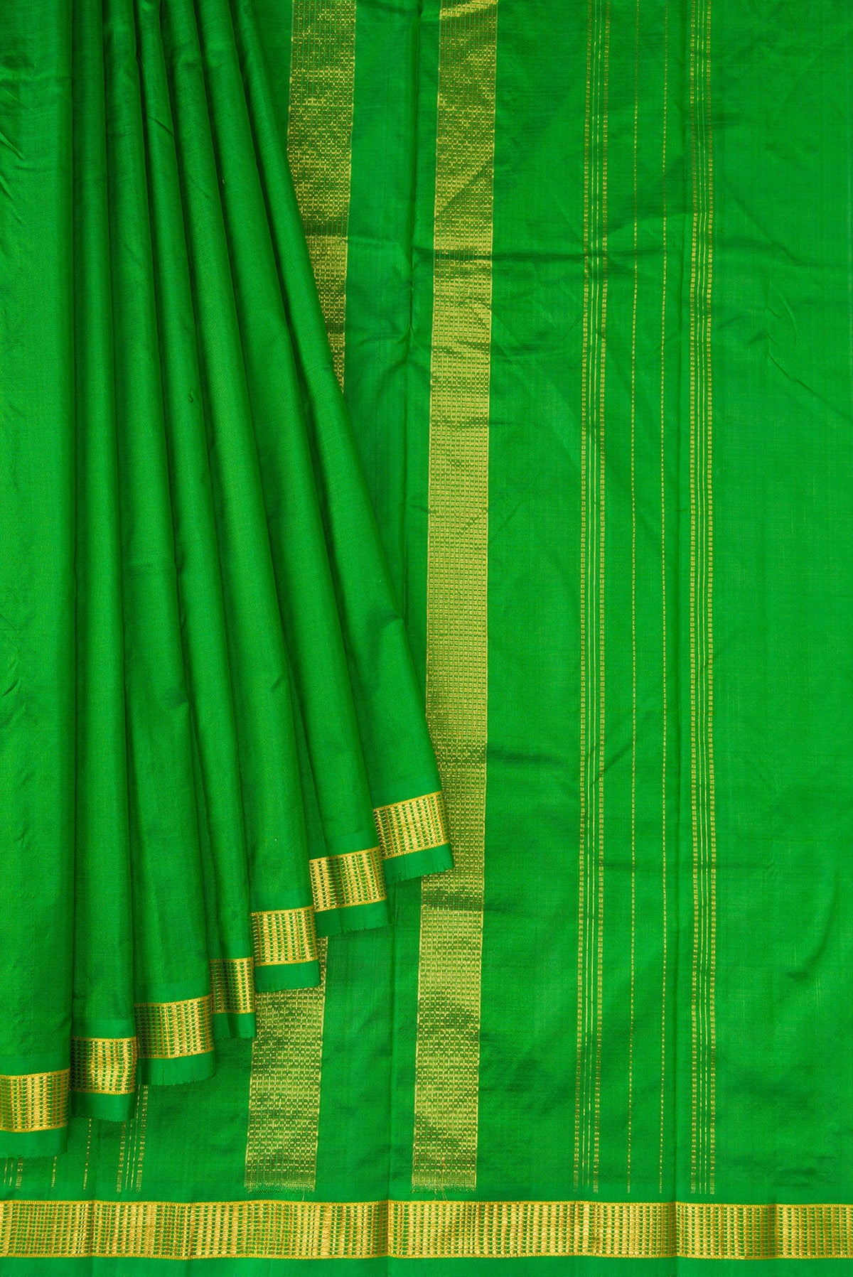 Pleats and pallu of Green Dual Tone Kanjivaram Silk Saree with Plain Body and Zari Border. 