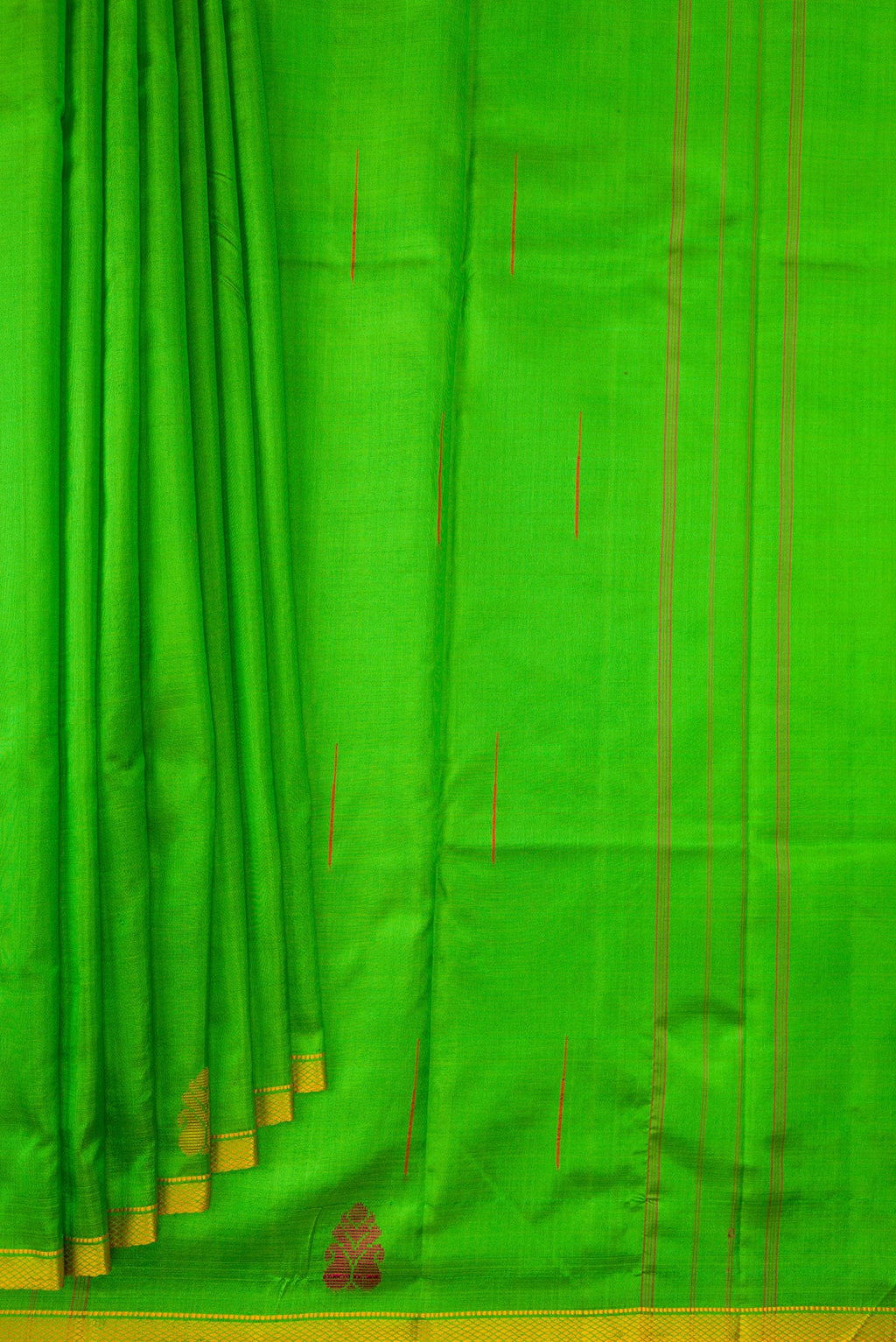 Pleats and pallu of Green Dual Tone Kanchipuram Silk Saree with Plain Body and Thread Border. 
