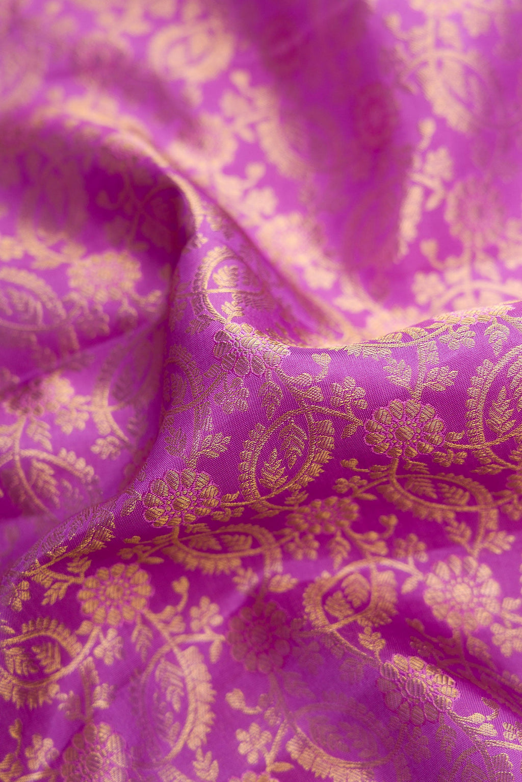 Close up of Lavender Dual Tone Kanchipuram Silk Saree with Zari Brocade on the body and Zari Border.  displaying folds