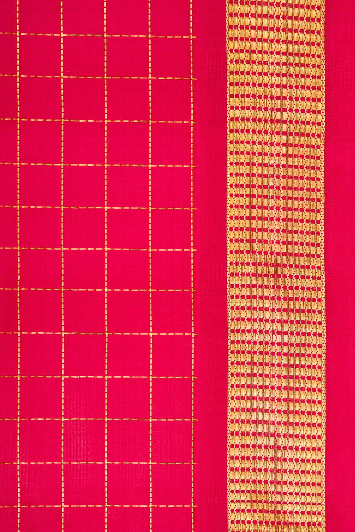 Border image of Maroon Dual Tone Kanchipuram Silk Nine Yards Saree with Checked design on the body and Zari Border. 